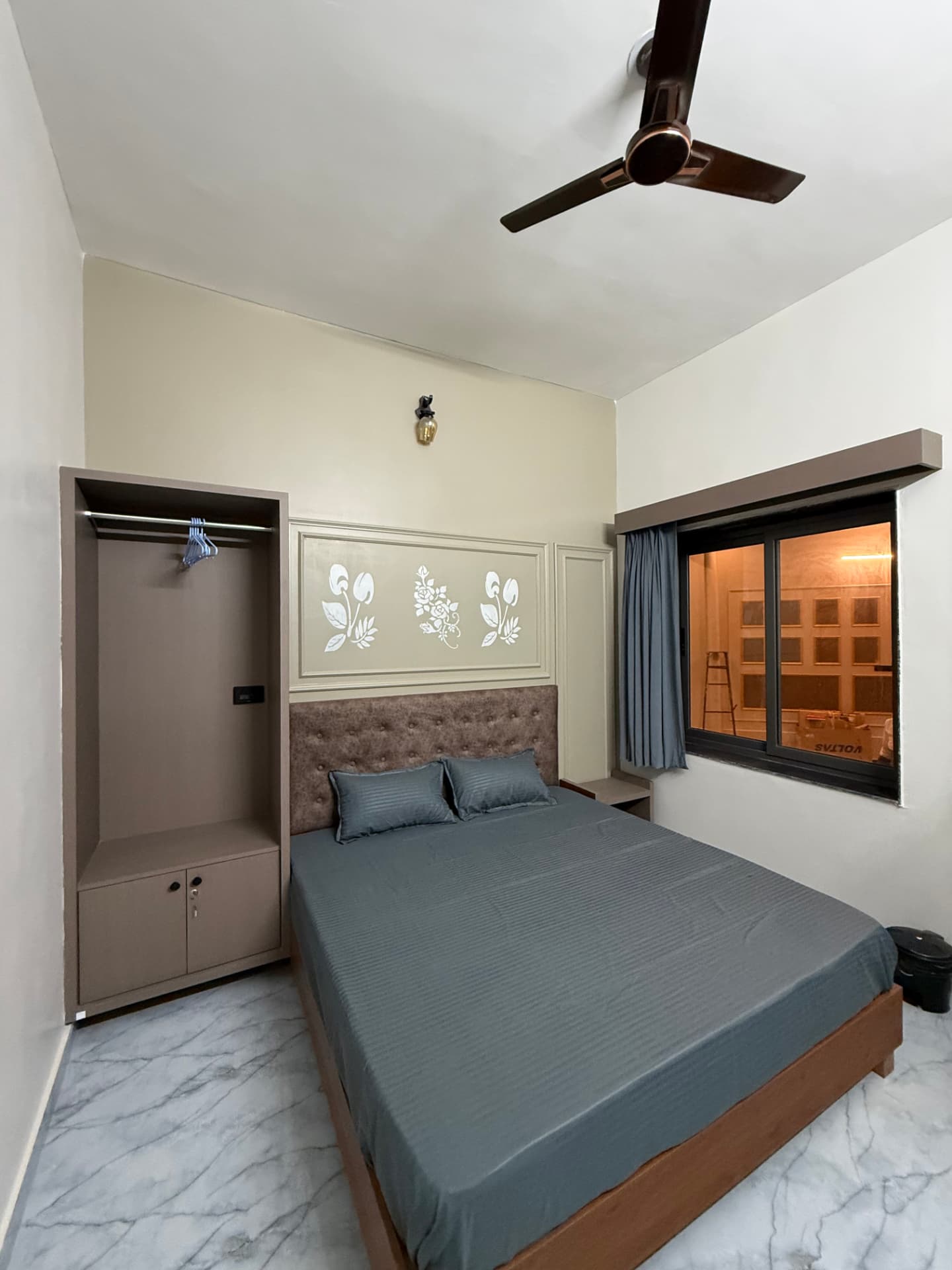JSR Palace bedroom with wardrobe and window seating, Pushkar